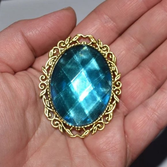 princess peach inspired brooch pin  mario brothers Halloween costume accessory - Picture 1 of 2